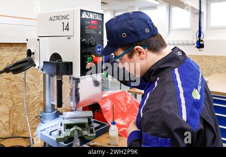 Auszubildende Berlin, 07.02.2024 - Ein Auszubildener im Beruf Mechatroniker arbeitet mit einer Tischbohrmaschine an einem Werkstück in einer Ausbildungsstätte der Deutschen Bahn. Deutschland *** Trainee Berlin, 07 02 2024 Un tecnico meccatronico tirocinante lavora su un pezzo con trapano da banco presso un centro di formazione Deutsche Bahn Deutschland Foto Stock