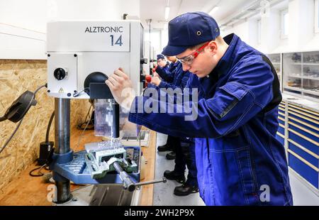 Auszubildende Berlin, 07.02.2024 - Ein Auszubildener im Beruf Mechatroniker arbeitet mit einer Tischbohrmaschine an einem Werkstück in einer Ausbildungsstätte der Deutschen Bahn. Deutschland *** Trainee Berlin, 07 02 2024 Un tecnico meccatronico tirocinante lavora su un pezzo con trapano da banco presso un centro di formazione Deutsche Bahn Deutschland Foto Stock