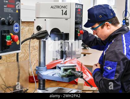 Auszubildende Berlin, 07.02.2024 - Ein Auszubildener im Beruf Mechatroniker arbeitet mit einer Tischbohrmaschine an einem Werkstück in einer Ausbildungsstätte der Deutschen Bahn. Deutschland *** Trainee Berlin, 07 02 2024 Un tecnico meccatronico tirocinante lavora su un pezzo con trapano da banco presso un centro di formazione Deutsche Bahn Deutschland Foto Stock