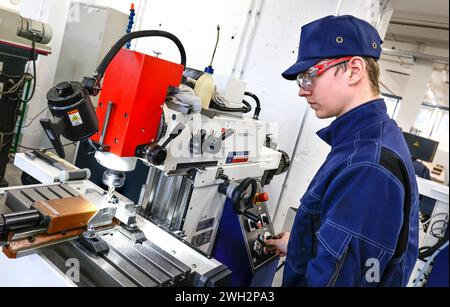 Auszubildende Berlin, 07.02.2024 - Ein Auszubildener im Beruf Mechatroniker arbeitet mit einer Tischbohrmaschine an einem Werkstück in einer Ausbildungsstätte der Deutschen Bahn. Deutschland *** Trainee Berlin, 07 02 2024 Un tecnico meccatronico tirocinante lavora su un pezzo con trapano da banco presso un centro di formazione Deutsche Bahn Deutschland Foto Stock