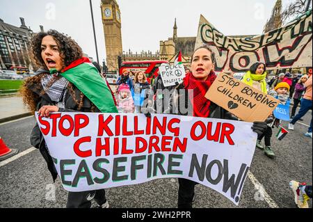 Londra, Regno Unito. 7 febbraio 2024. Smettila di uccidere i nostri figli. Molti dei bambini della breve marcia indossano il modello di giubbotto a prova di proiettile "Press” - protesta palestinese, che chiede un cessate il fuoco ora e che l'Occidente smetta di armare Israele, organizzato dai genitori per la Palestina in risposta al continuo scoppio di violenza e alla risposta israeliana a Gaza. Crediti: Guy Bell/Alamy Live News Foto Stock