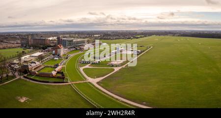 IPPODROMO DI YORK, YORK, REGNO UNITO - 5 FEBBRAIO 2024. Panorama aereo sopra l'ippodromo di York con il po di casa e vincitore Foto Stock