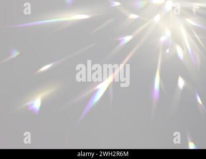 Sovrapposizione di luce a prisma con effetto luce arcobaleno, svasature trasparenti di diamante cristallino, sfondo vettoriale. La luce del prisma o lo spettro luminoso della lente della rifrazione del vetro delle gemme o della dispersione della luce solare Illustrazione Vettoriale