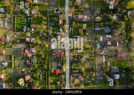 Vista aerea dall'alto verso il basso dei tradizionali giardini dzialki in Polonia Foto Stock