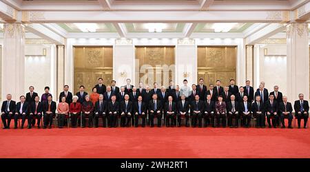 (240207) -- PECHINO, 7 febbraio 2024 (Xinhua) -- Segretario generale del Comitato centrale del Partito comunista cinese (PCC) Xi Jinping, anche presidente cinese e presidente della Commissione militare centrale, partecipa a un raduno annuale con membri non appartenenti al CPC in vista del Festival di primavera e posa per una foto di gruppo con i partecipanti alla grande sala del popolo di Pechino, capitale della Cina, 7 febbraio 2024. Al ricevimento hanno partecipato anche Wang Huning, presidente del Comitato Nazionale della Conferenza consultiva politica del popolo cinese, Cai Qi, direttore dell'Ufficio generale della C Foto Stock