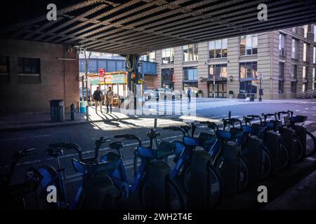 Fuori dal Chelsea Market, sotto l'High Line Park, a New York lunedì 5 febbraio 2024. (© Richard B. Levine) Foto Stock