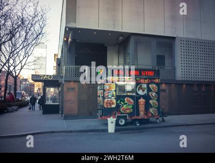 Carrello alimentare Halal nel quartiere Chelsea a New York lunedì 5 febbraio 2024. (© Richard B. Levine) Foto Stock