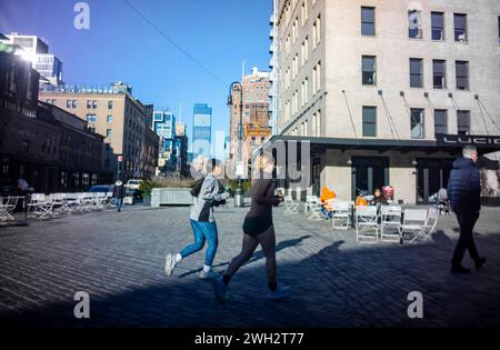 Donne runner in Gansevoort Plaza nel Meatpacking District di New York lunedì 5 febbraio 2024. (© Richard B. Levine) Foto Stock