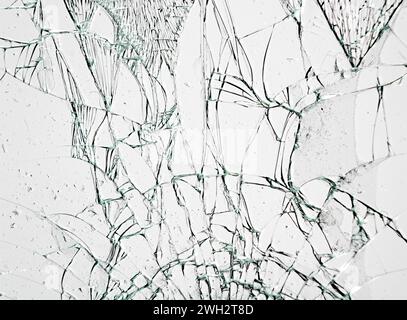 Struttura in vetro rotta su sfondo bianco. Foto Stock