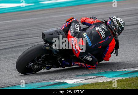 Kuala Lumpur, Malesia. 7 febbraio 2024. Il pilota spagnolo Aleix Espargaro di Aprilia Racing in azione durante il test ufficiale di Sepang MotoGP sul circuito Internazionale di Sepang. Credito: SOPA Images Limited/Alamy Live News Foto Stock