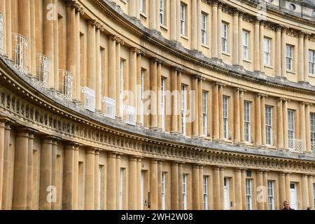 Caratteristiche architettoniche regolari che creano motivi sugli edifici georgiani nel Circo di Bath. Progettato da John Wood e iniziato da lui nel 1754 e. Foto Stock