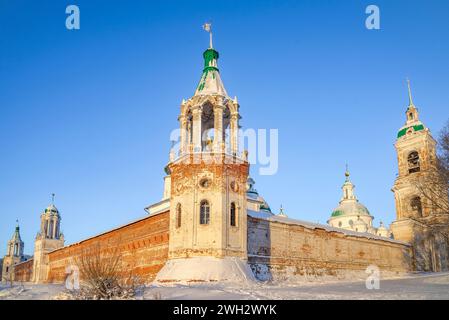 Torri dell'antico monastero Spaso-Yakovlevsky Dmitriev. Rostov Veliky, regione di Yaroslavl. Anello d'oro della Russia Foto Stock