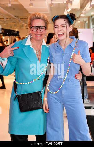 Claudia Effenberg und Klaudia Giez beim Mates Date Influencer Event auf der Berlin Fashion Week Autunno/Inverno 2024 a der Berliner Freiheit. Berlino, 06.02.2024 *** Claudia Effenberg e Klaudia Giez all'evento Mates Date Influencer alla Berlin Fashion Week Autunno Inverno 2024 al Berliner Freiheit Berlin, 06 02 2024 foto:Xn.xKubelkax/xFuturexImagex MATS 4212 Foto Stock