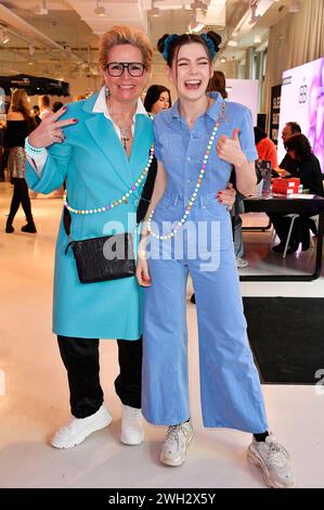 Claudia Effenberg und Klaudia Giez beim Mates Date Influencer Event auf der Berlin Fashion Week Autunno/Inverno 2024 a der Berliner Freiheit. Berlino, 06.02.2024 *** Claudia Effenberg e Klaudia Giez all'evento Mates Date Influencer alla Berlin Fashion Week Autunno Inverno 2024 al Berliner Freiheit Berlin, 06 02 2024 foto:Xn.xKubelkax/xFuturexImagex MATS 4211 Foto Stock