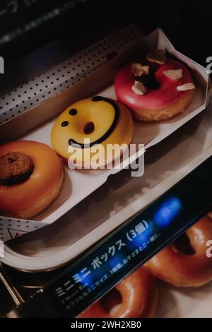 Tokyo, Giappone, Krispy Kreme, ciambella sorridente Foto Stock