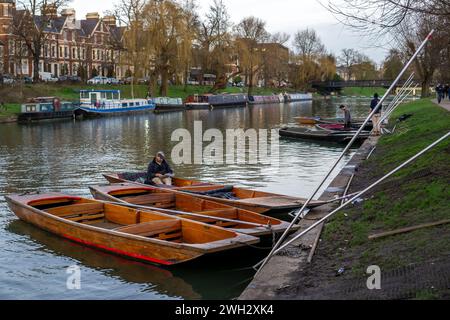 Punts e chiatte ormeggiate sul fiume Cam a Cambridge nel Regno Unito Foto Stock