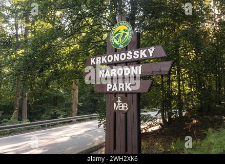 ROKYTNICE NAD JIZEROU, REPUBBLICA CECA - 19 AGOSTO 2020: Bandiera in legno del parco nazionale KRNAP nei Monti Krkonose, Repubblica Ceca Foto Stock