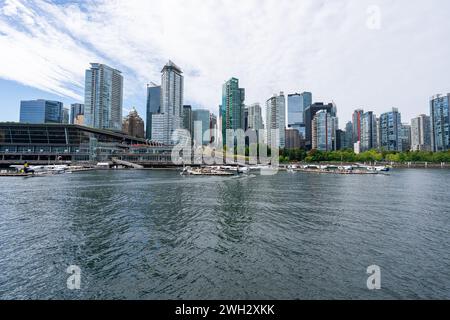 Harbour Air, Downtown Vancouver Seaplane Terminal a Vancouver, British Columbia, con lo skyline di Vancouver sullo sfondo. Foto Stock