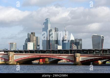 Lo skyline moderno e in continua evoluzione della City of London si affaccia dall'altra parte della sponda sud del Tamigi in un giorno d'inverno soleggiato, Inghilterra, Regno Unito Foto Stock