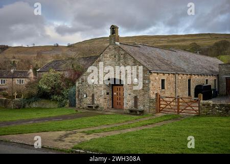 Vista su tre quarti del municipio del villaggio costruito nel 1999 a West Burton. Yorkshire, Regno Unito Foto Stock