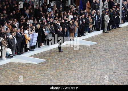 Parigi, Francia. 7 febbraio 2024. Il Presidente francese Emmanuel Macron dirige una cerimonia in omaggio alle vittime francesi del 7° attentato di Hamas nel sud di Israele agli Invalides di Parigi, mercoledì 7 febbraio 2024, quattro mesi al giorno dopo che uomini armati di Gaza hanno giustiziato 1.200 persone e rapito 253 ostaggi. Le guardie repubblicane tenevano i ritratti delle 42 vittime francesi del massacro. Foto di Maya Vidon-White/UPI . Crediti: UPI/Alamy Live News Foto Stock