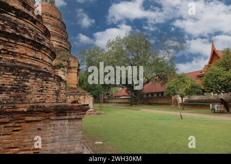 Parte del monastero Wat Yai Chaimongkhon costruito dal re U-Thong ad Ayutthaya, Thailandia, nel 1900 a.C. Foto Stock