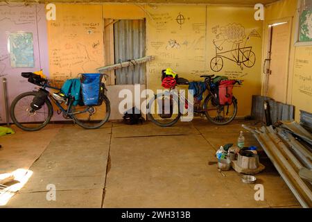 Durante il viaggio in Patagonia, molti ciclisti cercano rifugio notturno dal vento in edifici abbandonati. Questi acquisiscono registrazioni dei viaggi sulle pareti. Foto Stock