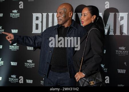 Torino, Italia. 7 febbraio 2024. L'ex campione mondiale dei pesi massimi Mike Tyson partecipa con la moglie alla photocall prima della conferenza stampa sul suo nuovo film "Bunny-Man" presso gli studi cinematografici del gruppo Prodea a Torino, il 7 febbraio 2024. (Foto di Alberto Gandolfo/NurPhoto) credito: NurPhoto SRL/Alamy Live News Foto Stock