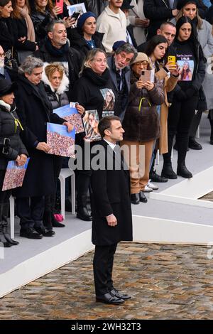 Julien Mattia/le Pictorium - tributo nazionale alle vittime degli attentati di Hamas in Israele. 7 febbraio 2024. Francia/Ile-de-France (regione)/Parigi - il Presidente Emmanuel Macron arriva davanti alle famiglie delle vittime accompagnato dalla moglie Brigitte Macron durante la cerimonia di omaggio alle vittime francesi degli attentati terroristici del 7 ottobre in Israele, a Les Invalides, 7 febbraio 2024. Crediti: LE PICTORIUM/Alamy Live News Foto Stock