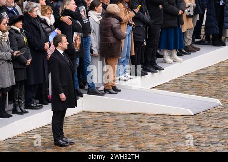 Julien Mattia/le Pictorium - tributo nazionale alle vittime degli attentati di Hamas in Israele. 7 febbraio 2024. Francia/Ile-de-France (regione)/Parigi - il Presidente Emmanuel Macron arriva davanti alle famiglie delle vittime accompagnato dalla moglie Brigitte Macron durante la cerimonia di omaggio alle vittime francesi degli attentati terroristici del 7 ottobre in Israele, a Les Invalides, 7 febbraio 2024. Crediti: LE PICTORIUM/Alamy Live News Foto Stock