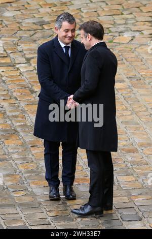 © Julien Mattia/le Pictorium/MAXPPP - Parigi 07/02/2024 Julien Mattia/le Pictorium - 07/02/2024 - Francia/Ile-de-France/Parigi - arrivo de President de la Republique, Emmanuel Macron accueilli par les Ministres, le Ministre de l'Interieur et des Outre-mer, Gerald Darmanin, le Premiere ministre, Gabriel Attal, le Ministre de la Justice, et Sceaux-des Justice, Eric dupond-Moretti et le ministre des Affaires Etrangeres Stephane Sejourne lors de la Ceremonie d'hommage aux victimes francaises des attaques terroristes du 7 octobre en Israel, aux Invalides, le 7 Fevrier 2024. - Valeurs ACtuell Foto Stock