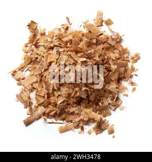 trucioli o trucioli di legno, piccoli pezzi di legno prodotti come sottoprodotto, rasati o tritati da pezzi di legno più grandi, rinnovabili e ambientali Foto Stock