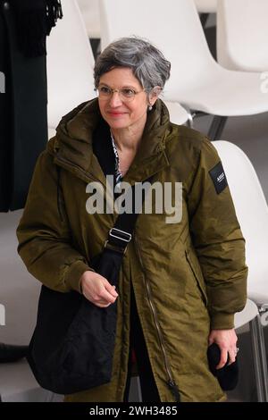 © Julien Mattia/le Pictorium/MAXPPP - Parigi 07/02/2024 Julien Mattia/le Pictorium - 07/02/2024 - Francia/Ile-de-France/Parigi - Sandrine Rousseau lors de la Ceremonie d'hommage aux victimes francaises des attaques terroristes du 7 octobre en Israel, aux Invalides, le 7 Fevrier 2024. - Valeurs ACtuelles Out, JDD Out, No JDD, no russia, russia Out/07/02/2024 - Francia/Ile-de-France (regione)/Parigi - Sandrine Rousseau alla cerimonia d'onore alle vittime francesi degli attentati terroristici del 7 ottobre in Israele, a Les Invalides, 7 febbraio 2024. Foto Stock