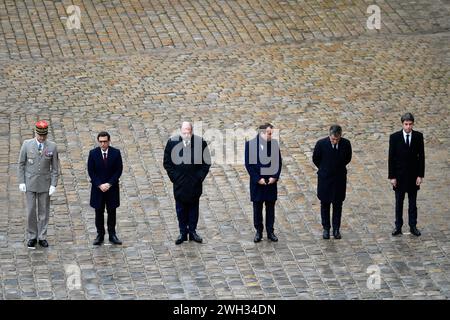 © Julien Mattia/le Pictorium/MAXPPP - Parigi 07/02/2024 Julien Mattia/le Pictorium - 07/02/2024 - Francia/Ile-de-France/Parigi - arrivo de President de la Republique, Emmanuel Macron accueilli par les Ministres, le Ministre de l'Interieur et des Outre-mer, Gerald Darmanin, le Premiere ministre, Gabriel Attal, le Ministre de la Justice, et Sceaux-des Justice, Eric dupond-Moretti et le ministre des Affaires Etrangeres Stephane Sejourne lors de la Ceremonie d'hommage aux victimes francaises des attaques terroristes du 7 octobre en Israel, aux Invalides, le 7 Fevrier 2024. - Valeurs ACtuell Foto Stock