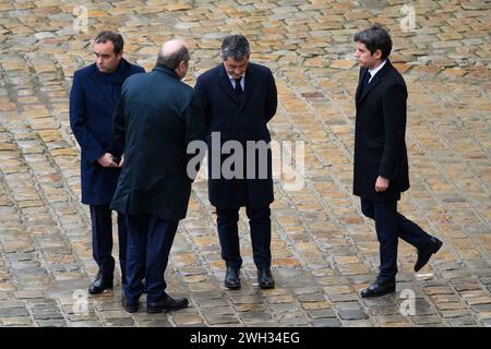 © Julien Mattia/le Pictorium/MAXPPP - Parigi 07/02/2024 Julien Mattia/le Pictorium - 07/02/2024 - Francia/Ile-de-France/Parigi - arrivo de President de la Republique, Emmanuel Macron accueilli par les Ministres, le Ministre de l'Interieur et des Outre-mer, Gerald Darmanin, le Premiere ministre, Gabriel Attal, le Ministre de la Justice, et Sceaux-des Justice, Eric dupond-Moretti et le ministre des Affaires Etrangeres Stephane Sejourne lors de la Ceremonie d'hommage aux victimes francaises des attaques terroristes du 7 octobre en Israel, aux Invalides, le 7 Fevrier 2024. - Valeurs ACtuell Foto Stock