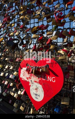 Migliaia di armadietti appesi lungo la ferrovia sul ponte Hohenzollern per simboleggiare l'amore tra due persone | Accroches au grillage du pont Hohenzoller Foto Stock