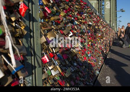 Migliaia di armadietti appesi lungo la ferrovia sul ponte Hohenzollern per simboleggiare l'amore tra due persone | Accroches au grillage du pont Hohenzoller Foto Stock