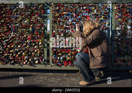 Migliaia di armadietti appesi lungo la ferrovia sul ponte Hohenzollern per simboleggiare l'amore tra due persone | Accroches au grillage du pont Hohenzoller Foto Stock