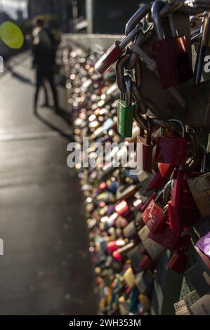 Migliaia di armadietti appesi lungo la ferrovia sul ponte Hohenzollern per simboleggiare l'amore tra due persone | Accroches au grillage du pont Hohenzoller Foto Stock