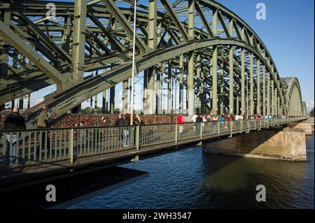 Migliaia di armadietti appesi lungo la ferrovia sul ponte Hohenzollern per simboleggiare l'amore tra due persone | Accroches au grillage du pont Hohenzoller Foto Stock