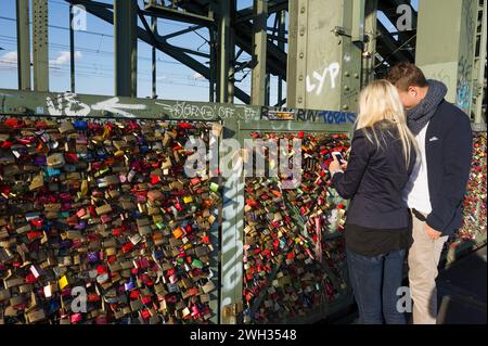 Migliaia di armadietti appesi lungo la ferrovia sul ponte Hohenzollern per simboleggiare l'amore tra due persone | Accroches au grillage du pont Hohenzoller Foto Stock