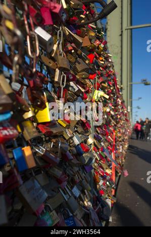 Migliaia di armadietti appesi lungo la ferrovia sul ponte Hohenzollern per simboleggiare l'amore tra due persone | Accroches au grillage du pont Hohenzoller Foto Stock