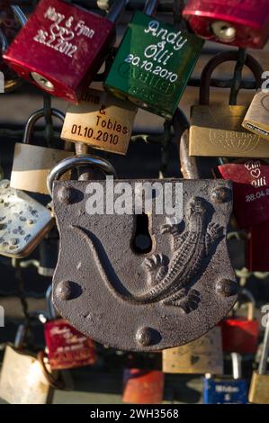 Migliaia di armadietti appesi lungo la ferrovia sul ponte Hohenzollern per simboleggiare l'amore tra due persone | Accroches au grillage du pont Hohenzoller Foto Stock