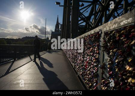 Migliaia di armadietti appesi lungo la ferrovia sul ponte Hohenzollern per simboleggiare l'amore tra due persone | Accroches au grillage du pont Hohenzoller Foto Stock