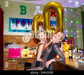 Nina Meise e Julia Meise Meise-Zwillinge feiern ihren 40. Geburtstag beim Italiener in München mit Freunden München Bar dell Osteria Bayern Deutschland *** Nina Meise e Julia Meise Meise gemelle celebrano il loro 40° compleanno in un ristorante italiano a Monaco di Baviera con gli amici Munich Bar dell Osteria Bavaria Germania Foto Stock