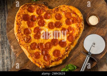 Birra artigianale color ambra buio e frizzante in un bicchiere di pinta Foto Stock