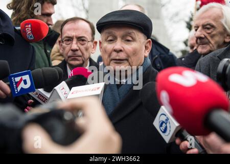 L'ex ministro degli interni e dell'amministrazione, Mariusz Kaminski e leader del partito per la giustizia e la legge, Jaroslaw Kaczynski, parlano ai media al di fuori del Parlamento. L'ex ministro degli interni, Mariusz Kaminski e il suo vice Maciej Wasik sono stati incarcerati il mese scorso dopo essere stati condannati per abuso di potere per azioni intraprese nel 2007, quando hanno prestato servizio in un precedente governo guidato dalla legge e dalla giustizia e in precedenza hanno guidato l'Ufficio centrale anticorruzione (CBA). Hanno dichiarato di essere "prigionieri politici” e hanno anche perso i loro mandati parlamentari, hanno cercato di entrare in parlamento, con il sostegno di Foto Stock