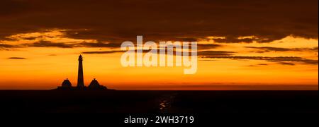 Faro di Westerheversand al tramonto in estate, Westerhever, Wadden Sea National Park, North Frisia / Nordfriesland, Schleswig-Holstein, Germania Foto Stock