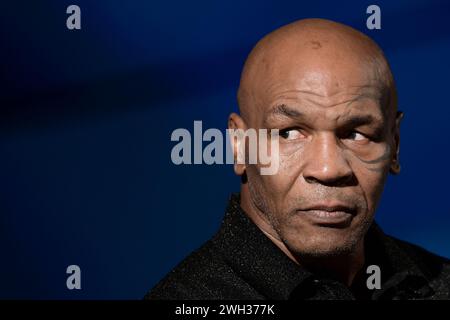 Torino, Italia. 7 febbraio 2024. Mike Tyson, ex pugile professionista americano, guarda durante una conferenza stampa per il film "Bunny-Man". "Bunny-Man" è un nuovo film realizzato al 95% in produzione virtuale, la maggior parte del film sarà girato a Torino presso la sede centrale di Tuscany Film Studios. Crediti: Nicolò campo/Alamy Live News Foto Stock