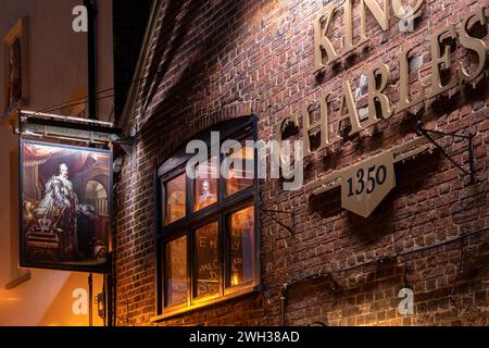 Pub King Charles a Poole. L'edificio divenne un pub nel 1770. L'edificio stesso risale al 1500 circa. Foto Stock